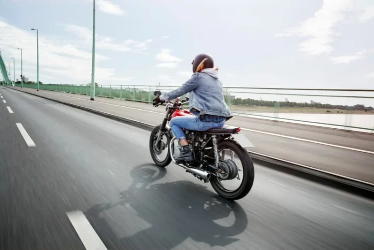 Șoferii cu permis de conducere categoria B vor putea conduce de acum și motociclete de 125 cmc