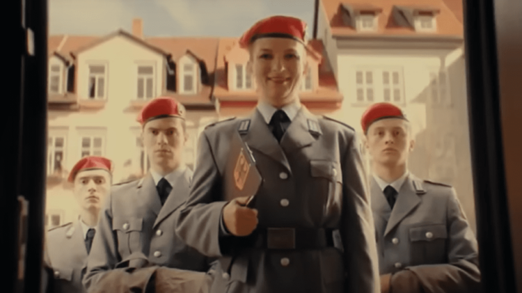 Clip de propagandă cu actori ruși, filmat în limba germană, în care se folosește salutul nazist cu referire la Zelenski. Cine e în spatele lui