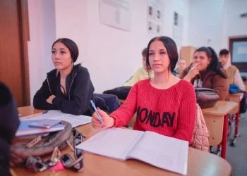 World Vision România: Mai puţin de jumătate dintre elevii înscrişi în clasa I acum 12 ani au reuşit să ia Bacalaureatul