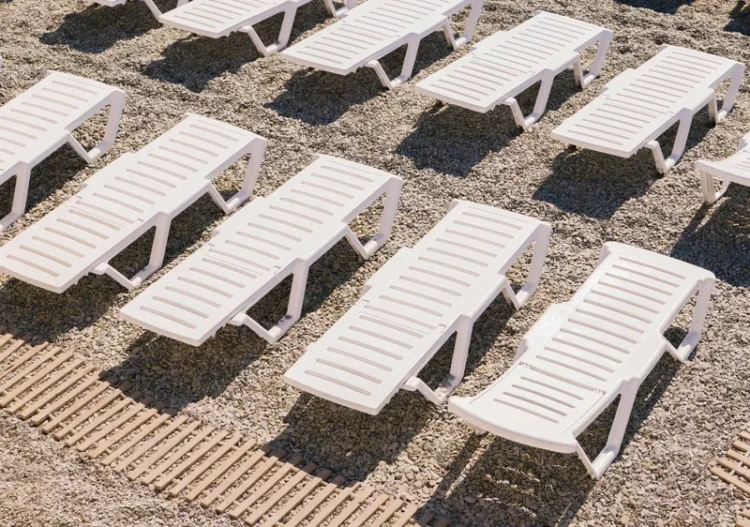 Cât costă un şezlong pe litoralul românesc. La Mamaia, chiar și de 10 ori mai scump decât în Thasos!