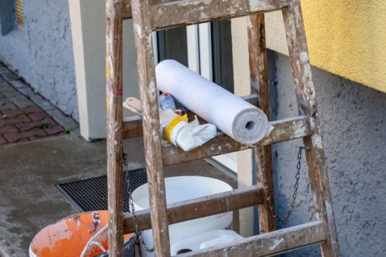 „Sunt puțini și au mult de lucru”. Sunt luni bune de când întreb în dreapta și-n stânga de niște zugravi…