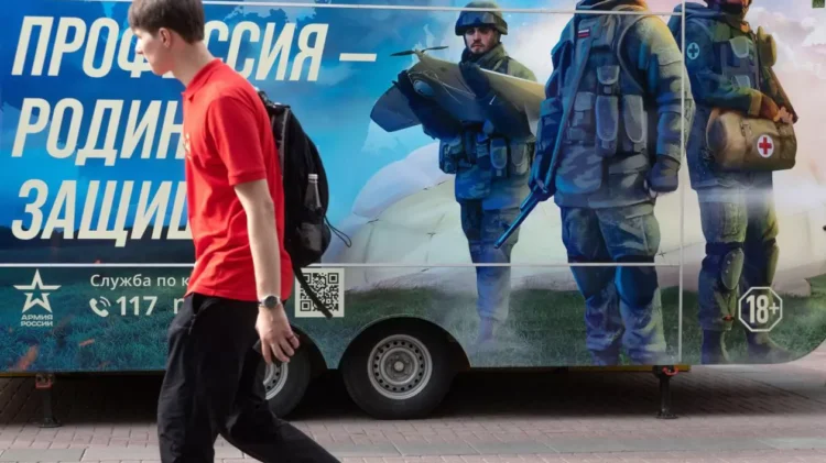 „Tu nu ești bărbat?”. Cum își presează Rusia cetățenii să se înroleze pentru a lupta pe frontul din Ucraina