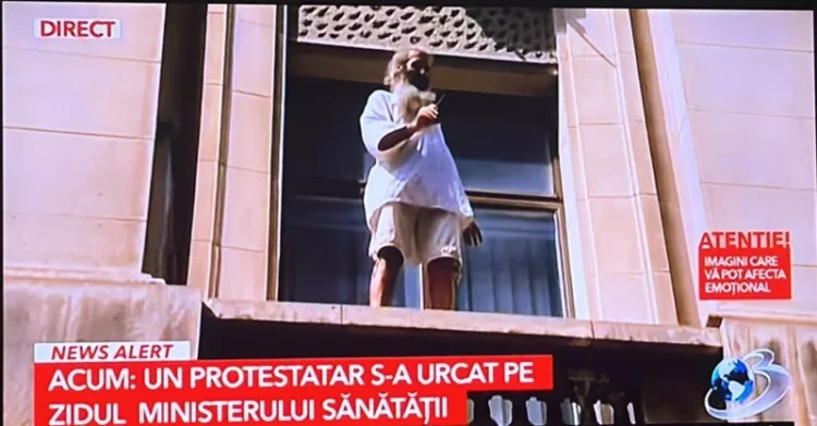 Protest AUR: Un protestatar s-a urcat pe fațada Ministerului Sănătății și vrea să intre pe geamul ministrului Rafila