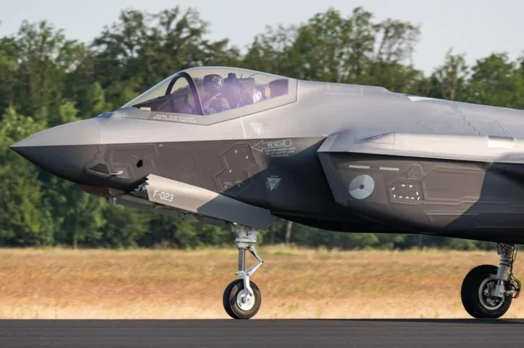 „Gangsterii pun armele pe masă, iar noi suntem în tricou şi spunem: Am o armă, dar am lăsat-o acasă”. Șeful Armatei Poloniei, apel către NATO