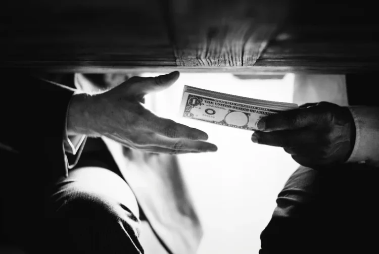 Guvernul României ne e dator, căci noi ducem greul! România șpăgară și nepăsătoare există și trăiește foarte bine pentru că România onestă, implicată și dornică de mai bine muncește