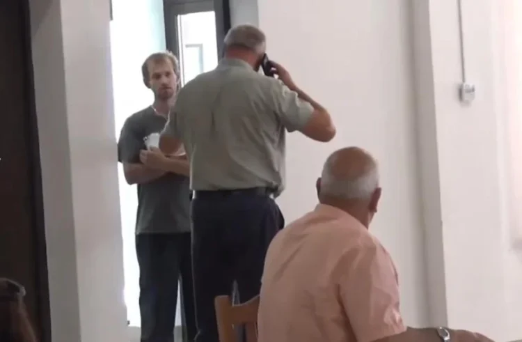 VIDEO Primarul unei comune din Bacău, filmat când îi spune unei persoane seropozitive: „Aveţi o boală transmisibilă, nu vă apropiaţi” / Poliția a deschis o anchetă​