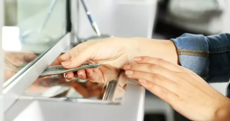 Românii vor să ia credite, dar să nu dea explicații băncii ce vor face cu banii