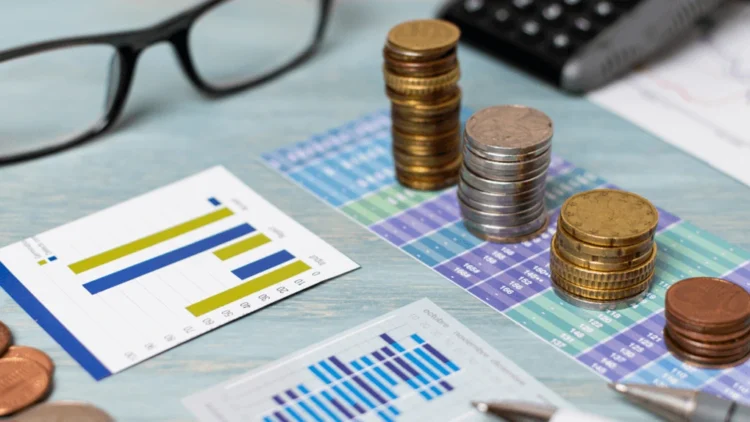 Românii vor bani de la bancă fără să spună pentru ce. Marea majoritate ar împrumuta sume sub 10.000 de lei Românii vor bani de la bancă fără să spună pentru ce. Marea majoritate ar împrumuta sume sub 10.000 de lei
