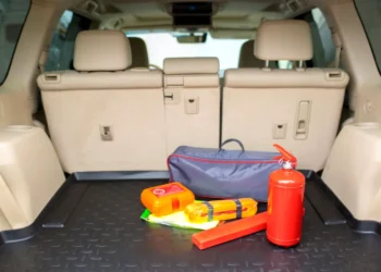 2023: Dotări auto obligatorii. Echipamente ce te scapă și de amenzi și de situații dificile 2023: Dotări auto obligatorii. Echipamente ce te scapă și de amenzi și de situații dificile