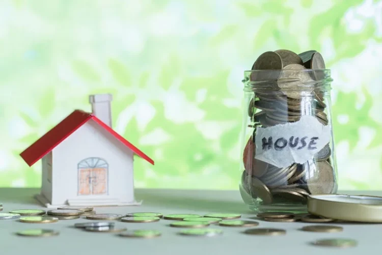 Ce salariu trebuie să ai pentru un credit de 50.000 de euro. Ce rată o să plătești lunar
