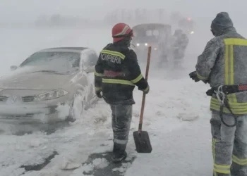 Codul roșu de viscol și ninsori a fost extins. Iarna face ravagii în zece județe. Drumuri închise, sute de șoferi blocați în zăpadă