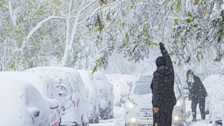 Val de aer polar în toată țara cu ger, polei și zăpadă. Lapoviță și ninsoare și în București