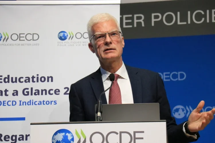 Sfaturile directorului PISA către părinți: „Limitați smartphone-urile, fiți din nou aproape de copii”