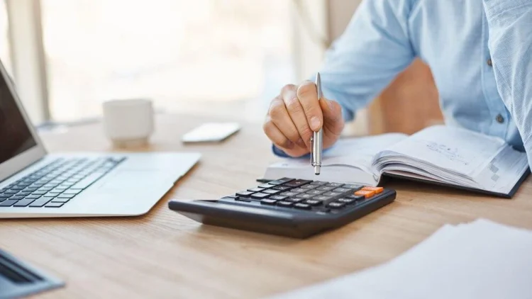 Noi amenzi şi contravenţii privind folosirea facturii electronice, oficializate prin OUG 115: de la 1.000 de lei pentru firmele care transmit factura după termenul-limită