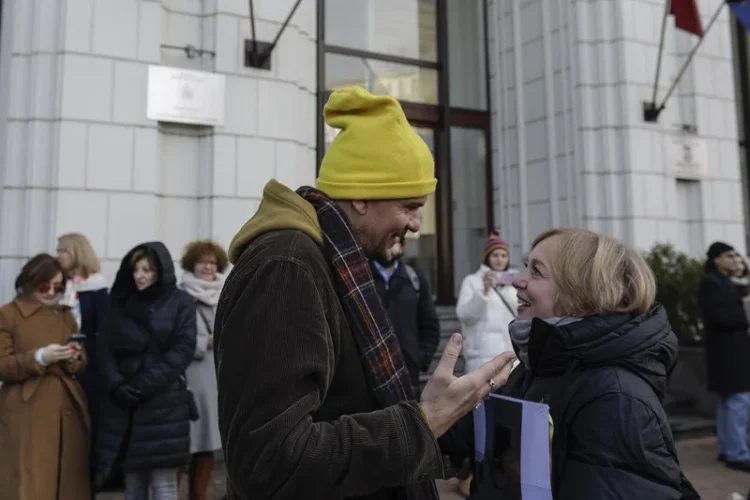 Solidaritate cu jurnalista Emilia Șercan: zeci de persoane au protestat în fața Parchetului General
