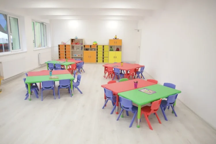 Demnitarii sunt mai importanți decât preșcolarii. Guvernul suspendă mierea pentru copii. Nu și majorarea salariilor.