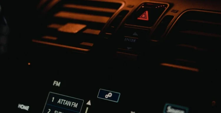 Cât timp ai voie să staționezi cu mașina „pe avarii”. Scapi de amendă dacă lași motorul pornit?