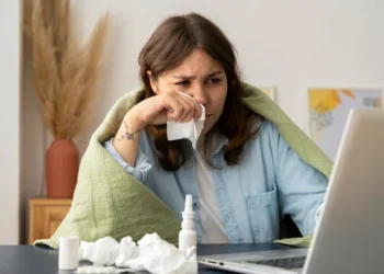 INTERVIU. Cele mai mari greșeli pe care le fac românii când se îmbolnăvesc de gripă. Medic: „Iau medicamente în exces și uită să facă ce este mai important”