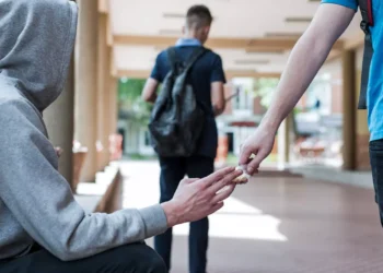 „Mai trăgeam o linie în ultima bancă”. Mărturiile a trei elevi de liceu care consumă droguri sub ochii părinților și ai profesorilor. Cum au acces minorii la substanțele interzise