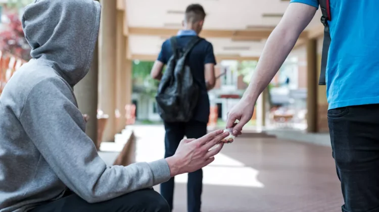 „Mai trăgeam o linie în ultima bancă”. Mărturiile a trei elevi de liceu care consumă droguri sub ochii părinților și ai profesorilor. Cum au acces minorii la substanțele interzise