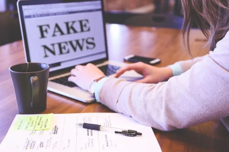 Avertismentul unui expert în securitate cibernetică privind riscurile manipulării opiniei publice prin fake news în România
