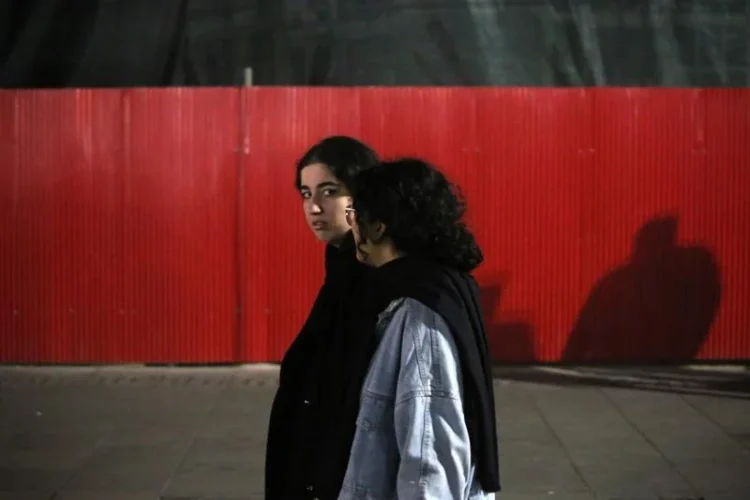 O femeie a fost condamnată la peste 70 de lovituri de bici în Iran din cauza unei fotografii fără hijab