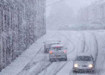 A venit iarna. Circulaţia se desfăşoară cu dificultate pe mai multe drumuri din 12 judeţe – Infotrafic