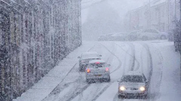 A venit iarna. Circulaţia se desfăşoară cu dificultate pe mai multe drumuri din 12 judeţe – Infotrafic