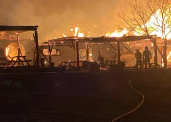 Incendiul de la „Ferma Dacilor” ar fi pornit de la un televizor de la mansardă. Cum au demontat procurorii ipoteza „mâinii criminale”