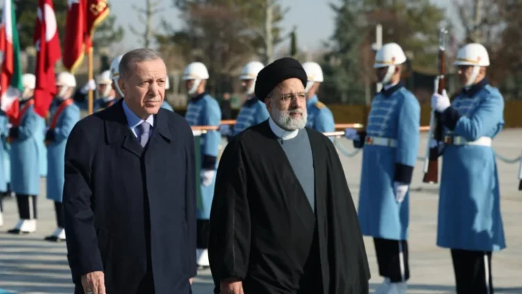 Iranul încearcă o „apropiere tactică” de Turcia. Ebrahim Raisi a mers la Ankara să discute cu Erdogan