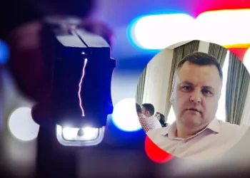 „Îți dau eu ție curent!”. Poliţist condamnat, după ce a bătut un om care reclama o pană de curent. Dus la post, bărbatul a primit un electroșoc în piept. „Am căzut instantaneu la pământ”