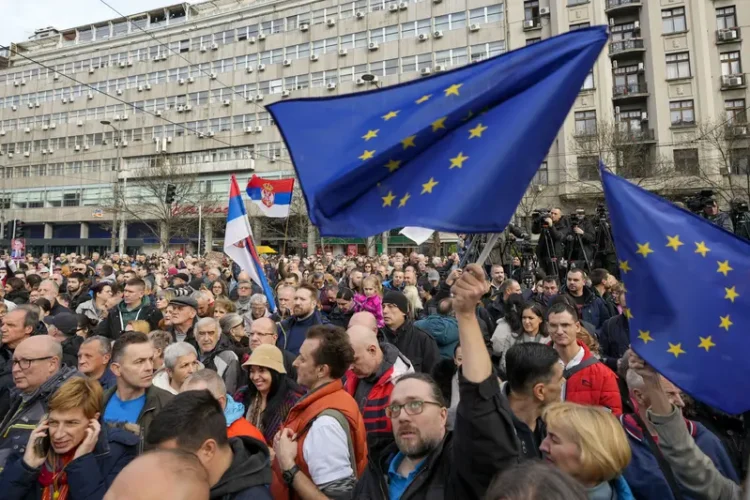 Cum se folosește președintele sârb de proteste să șantajeze Occidentul (Analist)