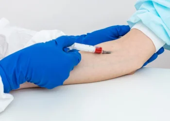 Cel mai important test de sânge pe care trebuie să-l faci anual, dacă vrei să trăiești până la 100 de ani