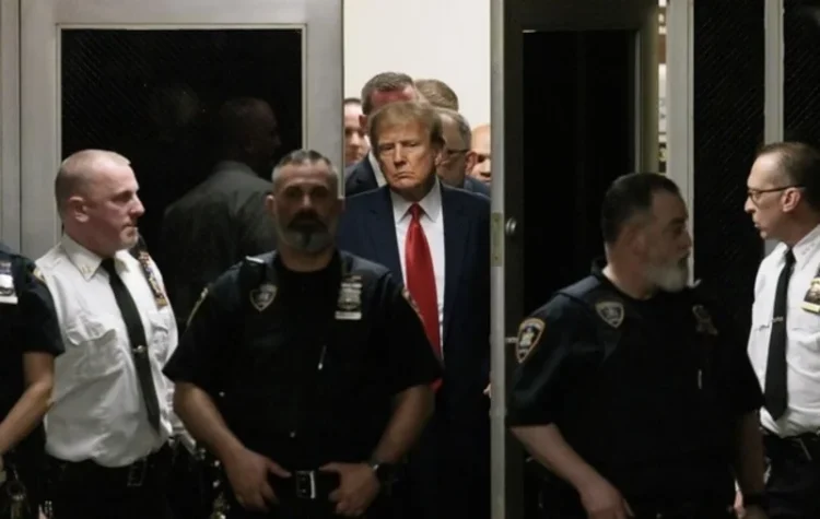Trump, obligat să plătească despăgubiri de aproape 400.000 de dolari către ziarul The New York Times