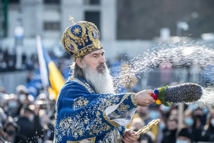 ÎPS Teodosie își pune cenușă în cap și se declară „în deplină ascultare” față de PF Daniel