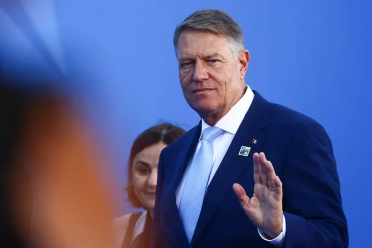 Iohannis își aruncă paltonul peste interesele României