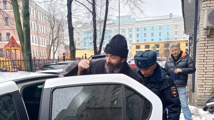 Acesta e Putin: un preot rus a fost reținut la Sankt Petersburg după ce a anunțat că va face o slujbă de pomenire pentru Aleksei Navalnîi