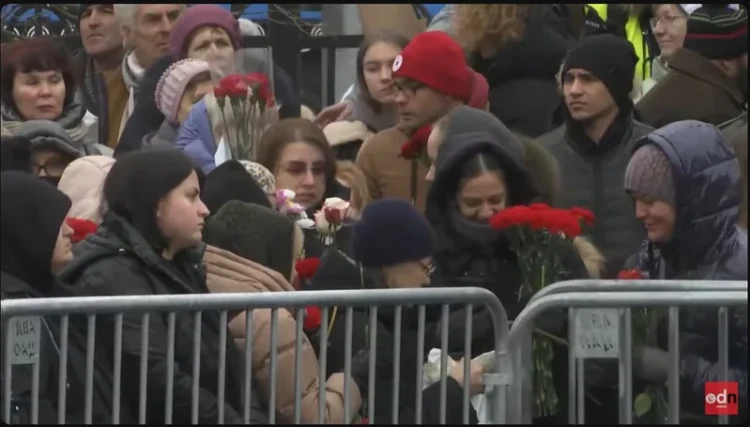 LIVE Peste 1.000 de oameni participă la înmormântarea lui Navalnîi, Kremlinul vine cu amenințări (Foto & Video)