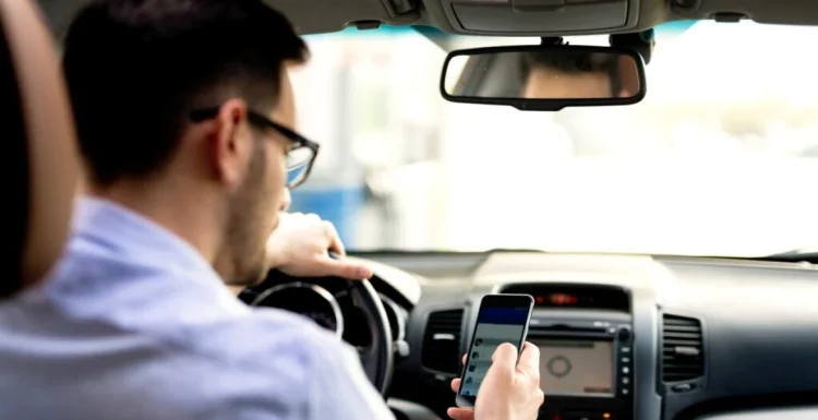 2024: Cât este amenda pentru telefonul mobil. În ce situații poți rămâne fără permis