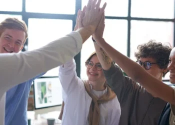 Cum să capeți mai multă influență la locul de muncă. 3 sfaturi oferite de un expert de la Stanford, prin care poți avea succes la job