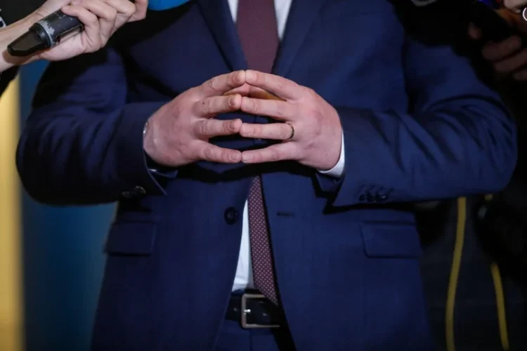Politicieni îmbrăcați în costume de mii de euro, cu ceasuri care costă cât o garsonieră și care coboară din mașini mai scumpe decât un apartament în București vin să vorbească despre cetățenii care n-au apă caldă și căldură Politicieni îmbrăcați în costume de mii de euro, cu ceasuri care costă cât o garsonieră și care coboară din mașini mai scumpe decât un apartament în București vin să vorbească despre cetățenii care n-au apă caldă și căldură