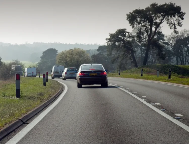 În ce situații e legal să încalci linia continuă pentru a efectua o depășire. Regula de care mulți nu țin cont