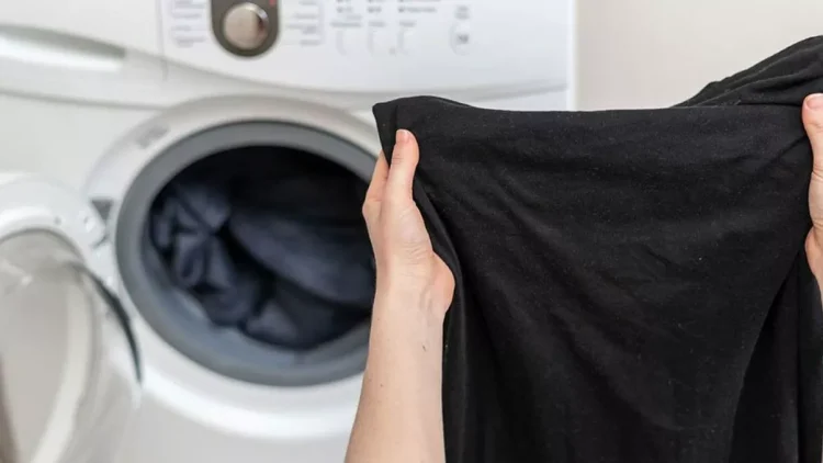 Temperatura la care să pui hainele negre la mașina de spălat. Altfel se strică