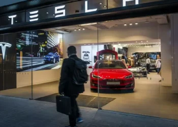 Cine mai cumpără Tesla? O analiză arată că numărul clienților scade