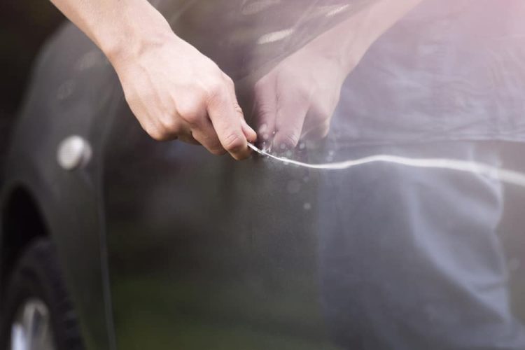 Un bărbat a zgâriat 22 de mașini pentru că blocau trotuarul. Ce a pățit când a fost prins de proprietari