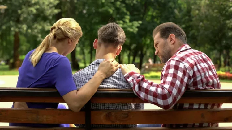 Droguri, sexting, hărțuire, presiuni academice – 10 provocări ale adolescenților de azi și ce să faci ca părinte
