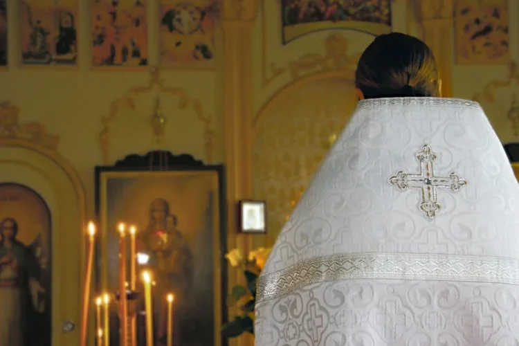 INTERCEPTĂRI Educatoarele au tăcut după ce doi băieți instituționalizați de 16 ani au fost agresați sexual de un preot în biserică: „Chestia asta rămâne între noi și Dumnezeu”