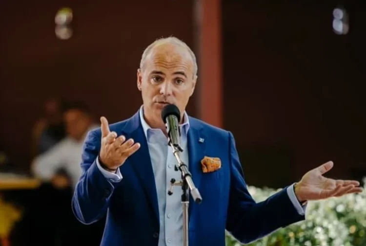Cum justifică Rareș Bogdan primirea unor primari PSD în PNL, deși le spunea liberalilor că ”ușile trebuie ferecate”: „Interesul țării” 🤣 Cum justifică Rareș Bogdan primirea unor primari PSD în PNL, deși le spunea liberalilor că ”ușile trebuie ferecate”: „Interesul țării” 🤣
