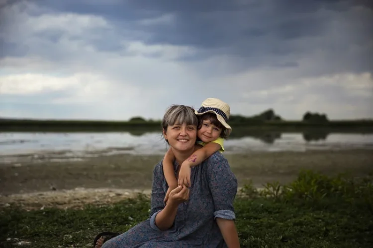 Venea de la Chișinău, însoțită de părinți, sperând să-și facă o viață mai bună în România. Cine este Mihaela Noroc, basarabeanca ce și-a adus toate traumele copilăriei în spatele aparatului de fotografiat și a reușit să surprindă frumusețea feminină în cea mai pură formă a sa