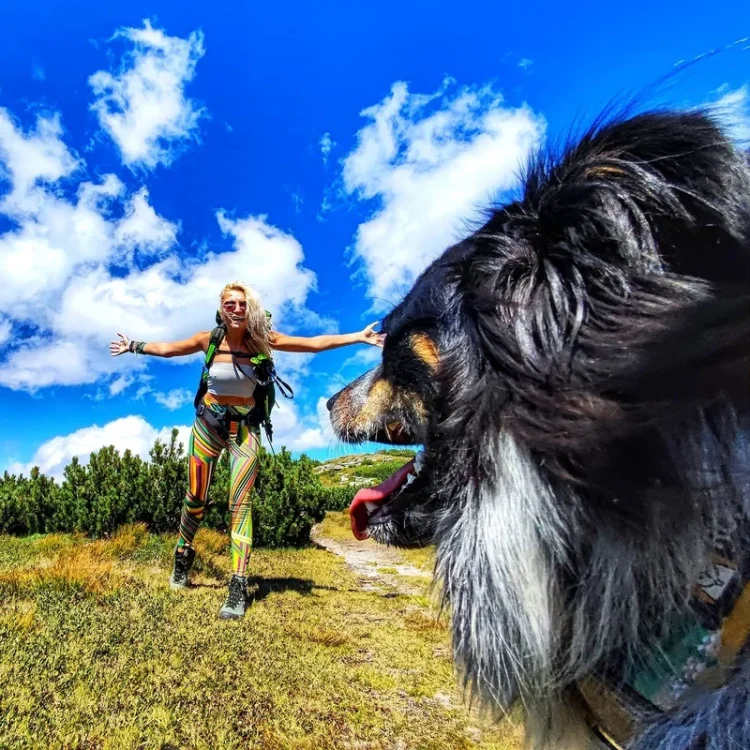 Povestea singurei persoane din România care călătorește în jurul lumii cu un cățel. Roxana Swit Rocs: „Sunt omul care are mereu bagajul la ușă. Desfac un bagaj ca să fac un altul. Nu simt că aparțin niciunui loc”